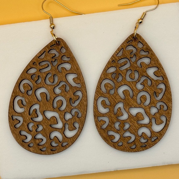 Beautiful carved wooden earrings - Picture 2 of 3